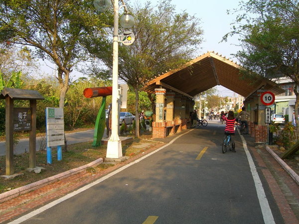 东丰自行车绿廊车道