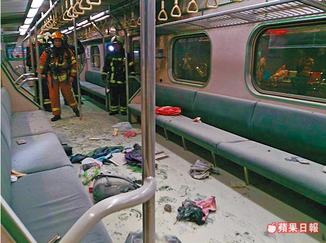 台铁一列电联车昨晚发生炸弹攻击，造成24人受伤，车厢内一片狼藉。