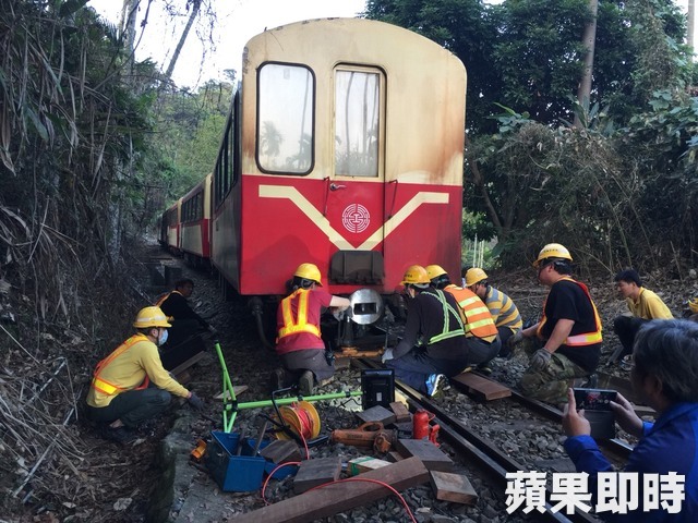 脱轨的阿里山小火车